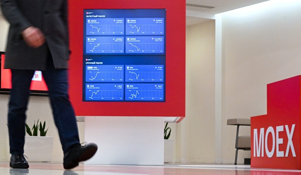 Монитор с котировками фондового и валютного рынков на экране в здании Московской биржи. Сергей Гунеев / РИА Новости