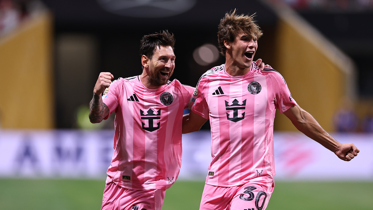 Лионель Месси и Бенджамин Кремаски празднуют победу «Интер Майами» (Фото Robbie Jay Barratt - AMA / Getty Images)