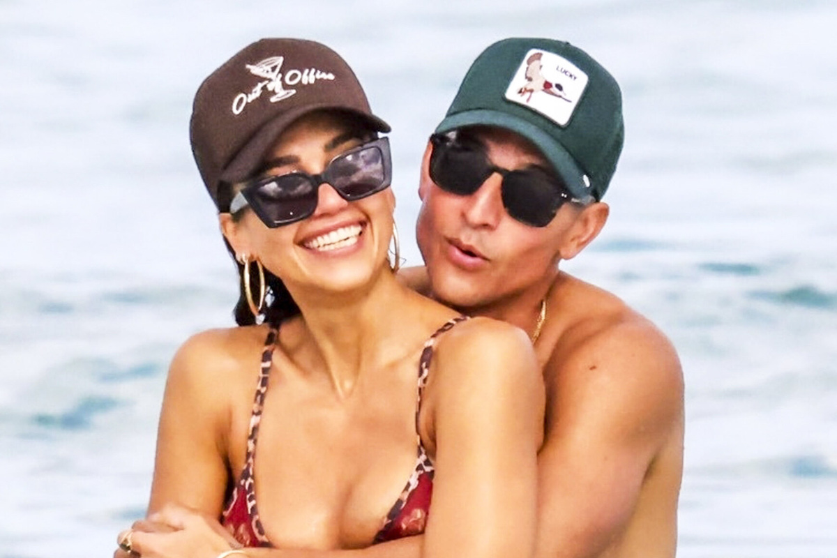     10 откровенных фото - Джессику Альбу впервые после развода увидели на пляже с молодым бойфрендом