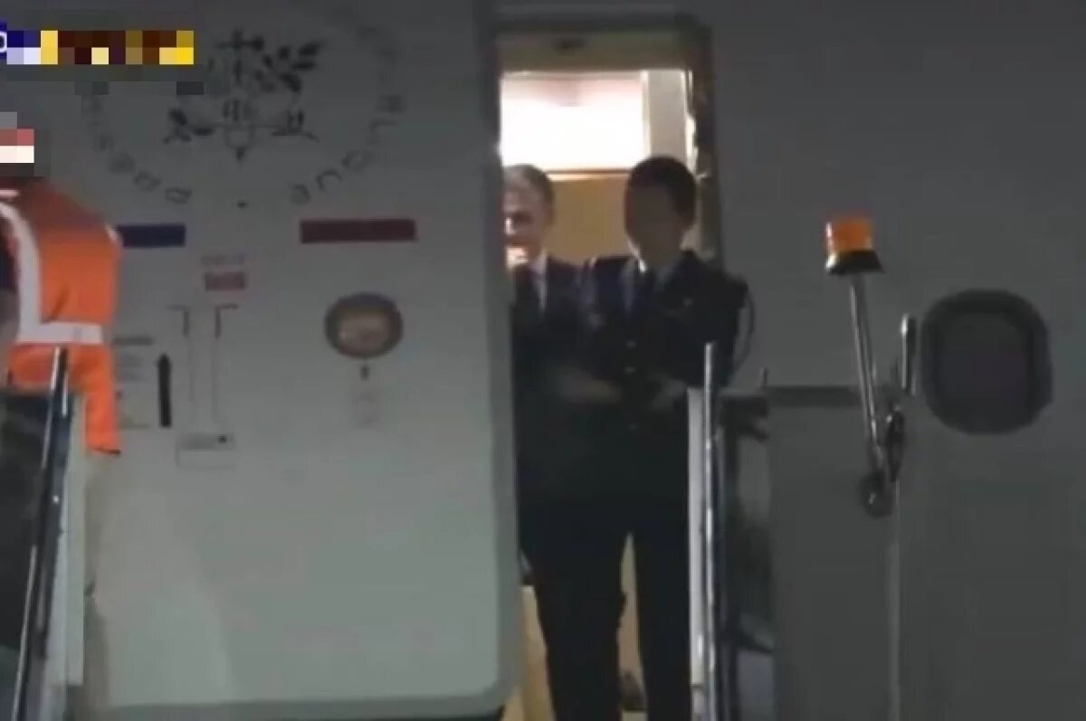    В Сети шокированы новым скандальным видео с Макроном, где он вытирает нос