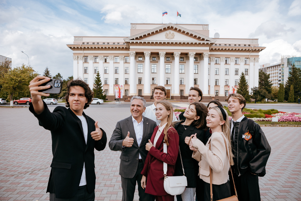 Тюменские студенты с губернатором Тюменской области Александром Моором 