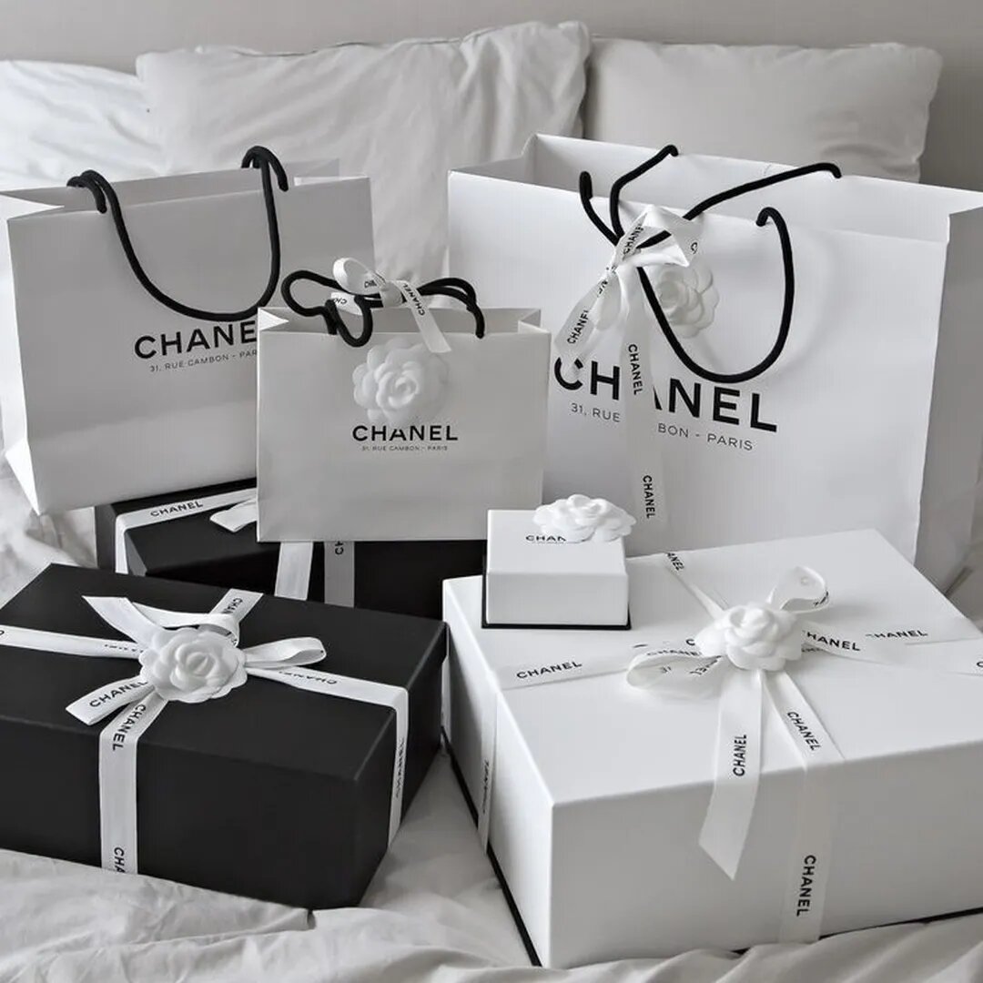 Упаковки Chanel — это воплощение элегантного минимализма, выполненные в строгой черно-белой гамме с высоким качеством материалов. 