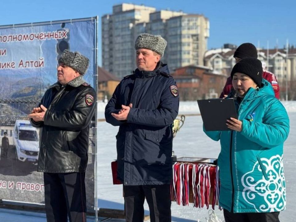    Турнир по хоккею с мячом с Горно-Алтайске. Источник: МВД по Республике Алтай