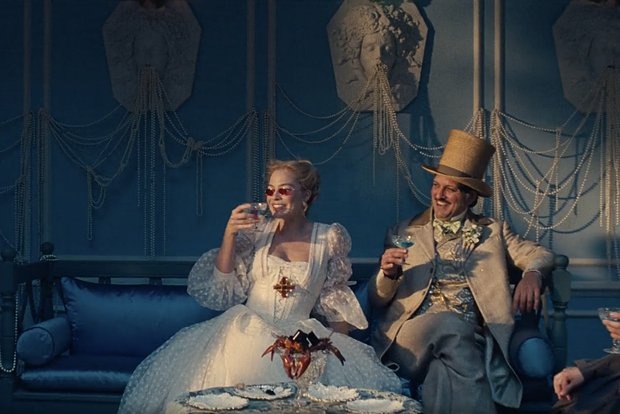 Кэтрин старается веселиться, но выходит не слишком успешно