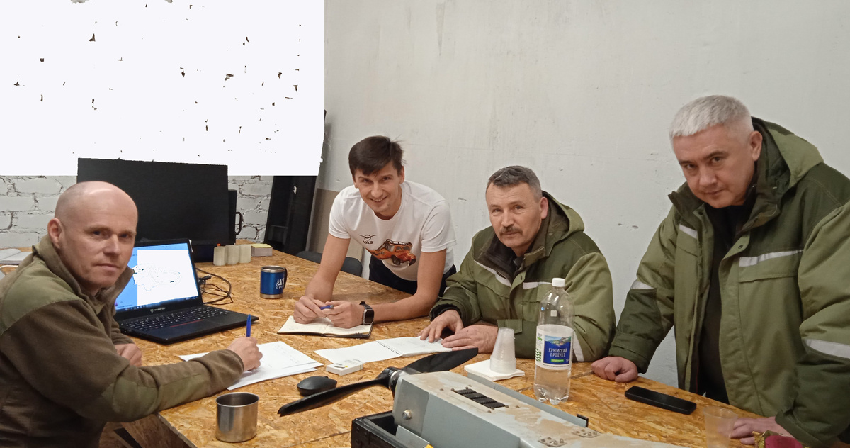 Встреча с руководством автозавода УАЗ. Слева - автор канала, в тот момент доброволец БАРС САРМАТ. В белой футболке - гендиректор А.А.Спирин. 2025 год