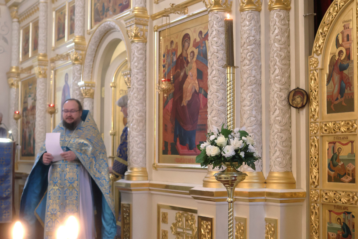 Сретение.-2026.  Наш дорогой настоятель сейчас будет читать послание Святейшего Патриарха Кирилла. Листайте. Семь фото