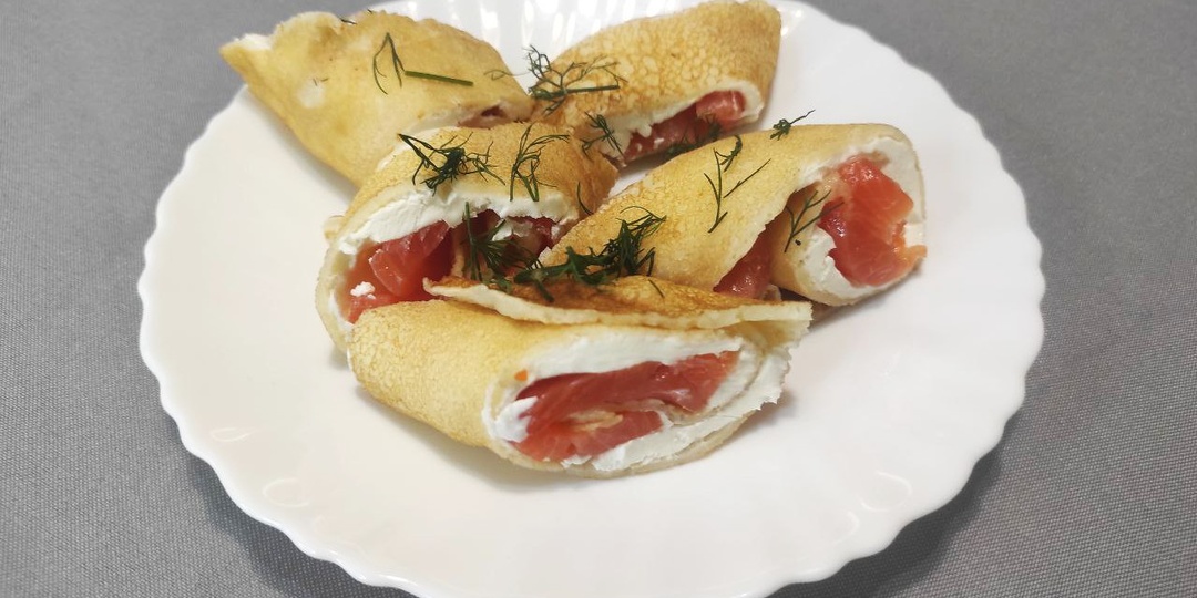 Блины на кефире и кипятке с красной рыбой и творожным сыром на Масленицу 2026 (не рвутся и не прилипают к сковороде)!