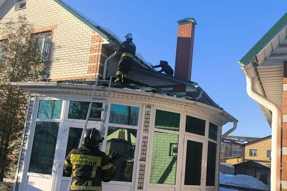    Чтобы подняться к мужчине пожарные использовали трехколенную лестницу и специальную страховочную систему пресс-службы ГУ МЧС по Алтайскому краю