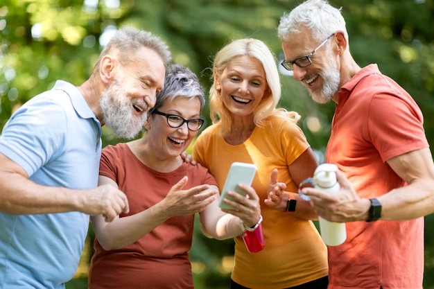 Картинка взята для иллюстрации с сайта https://img.freepik.com/premium-photo/happy-senior-woman-showing-smartphone-screen-her-friends-outdoors_116547-72952.jpg?semt=ais_hybrid