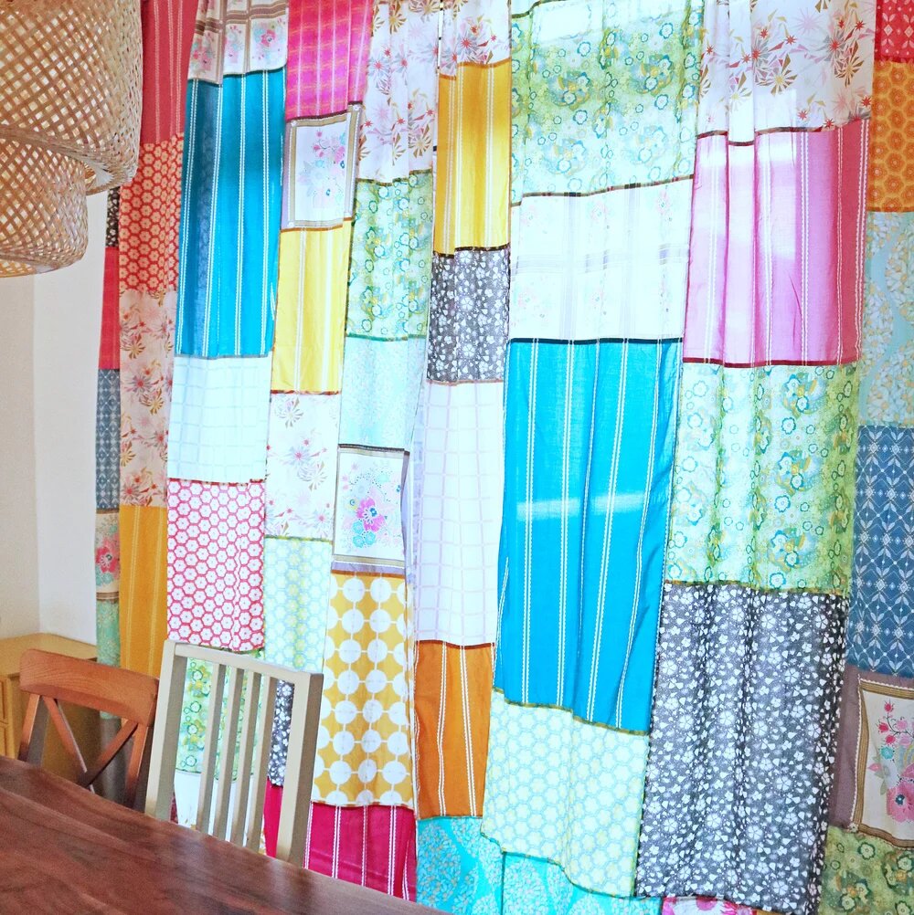 Это полупрозрачное лоскутное полотно без подкладки сшито французскими швами, так что швы обработаны с обеих сторон. Это создает эффект витража, что добавляет очарования. Внешние края штор обработаны тонкой подгибкой.