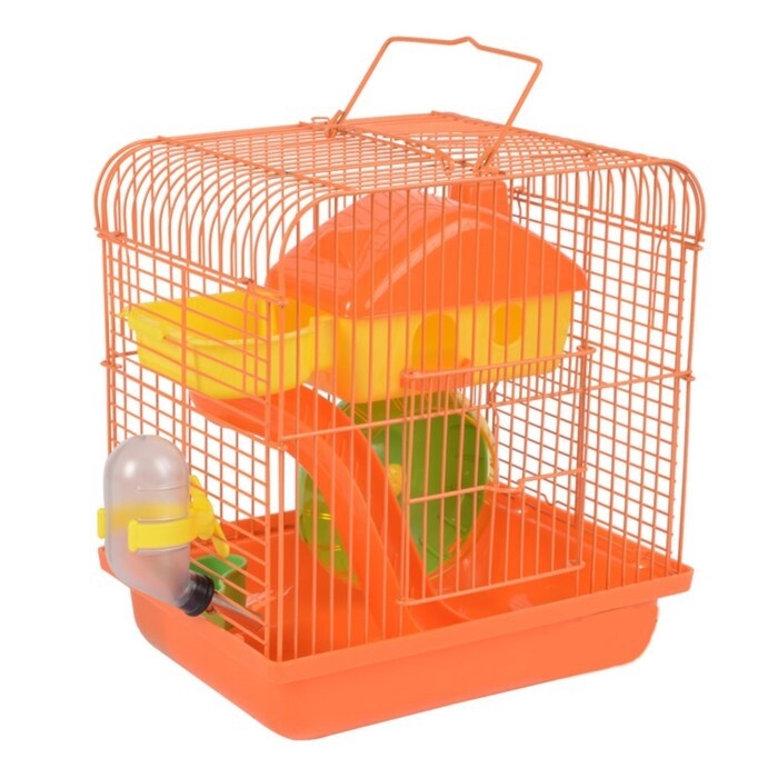 Очень маленькая клетка с неподходящим по размерам наполнением. Можно использовать только в качестве переноски, при этом убрав домик и колесо.