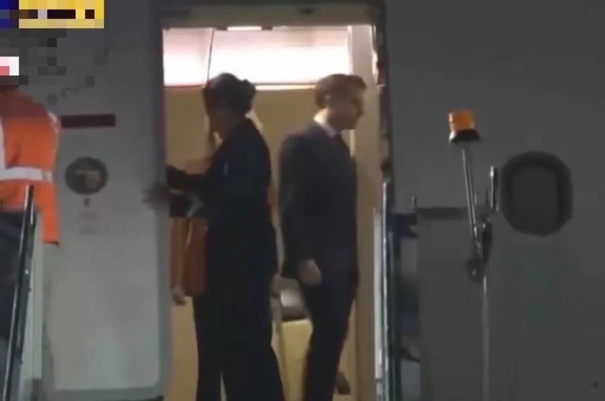    «В носу полно вещества»: Макроны опять опозорились, выходя из самолета