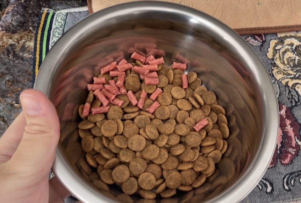 Вот так это выглядит: корм и вкусняшки. Правда… Думаю, уже и так все догадались, что здесь лишнее 😅