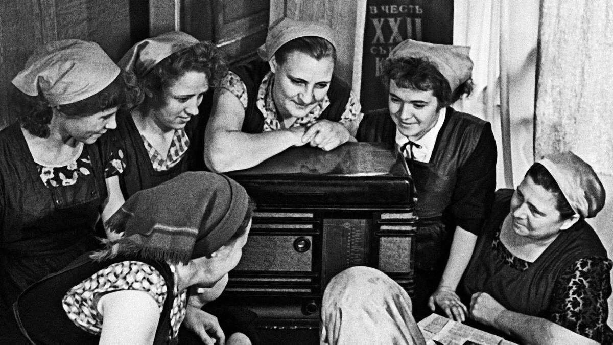    Работницы Алма-Атинской швейной фабрики слушают по радио сообщение от 12 апреля 1961 года о первом полете в космос Юрия Гагарина / Фото: Иосиф Будневич / РИА Новости
