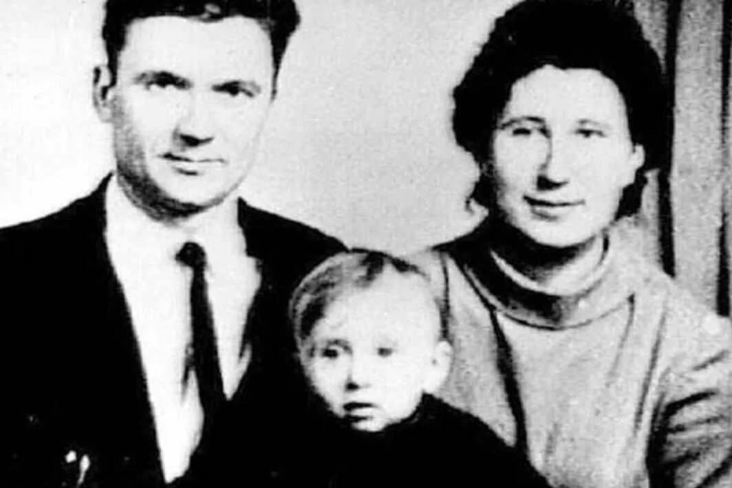 Чикатило с женой и сыном