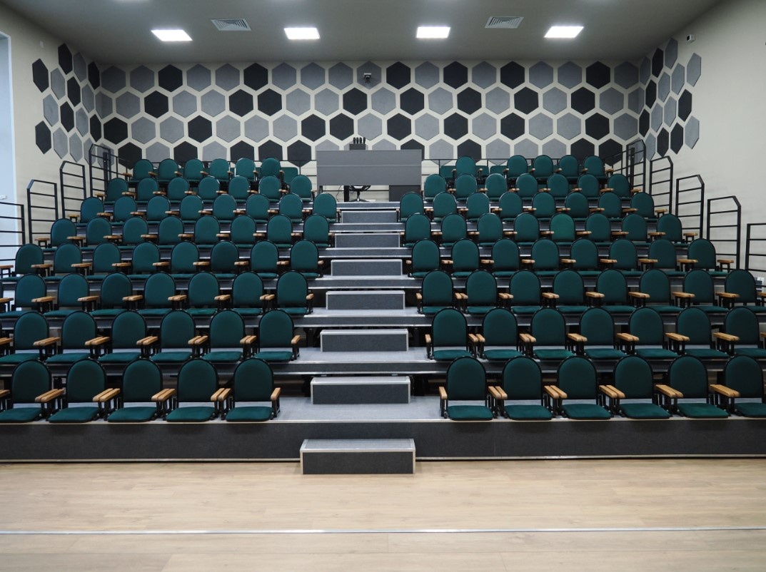 Телескопическая трибуна с электроприводом производства компании ПРО-Сцена