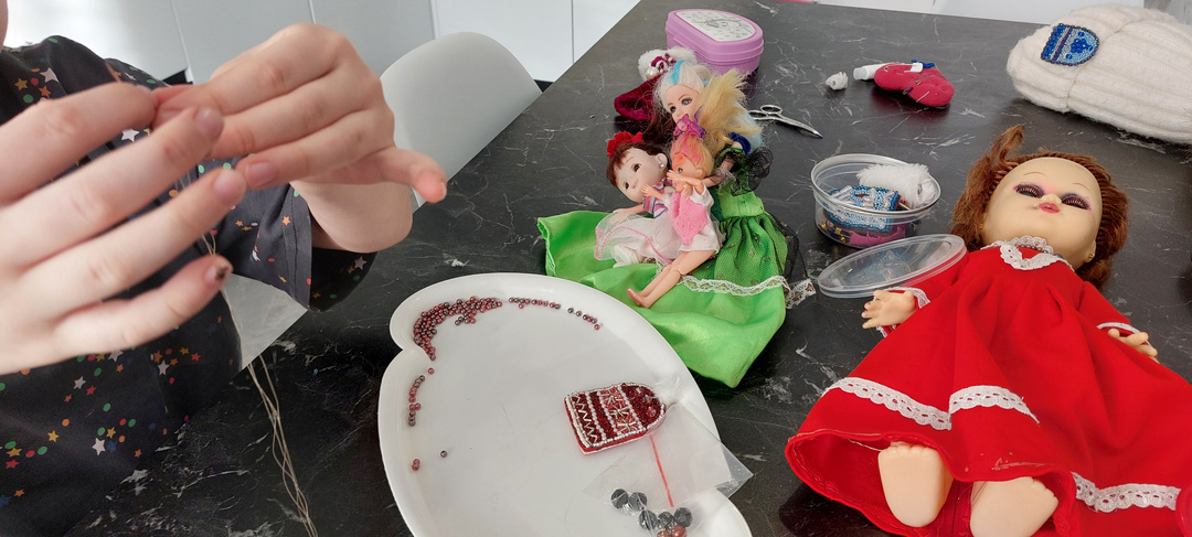 Делали для куколок ожерелья из бусин и кристаллов