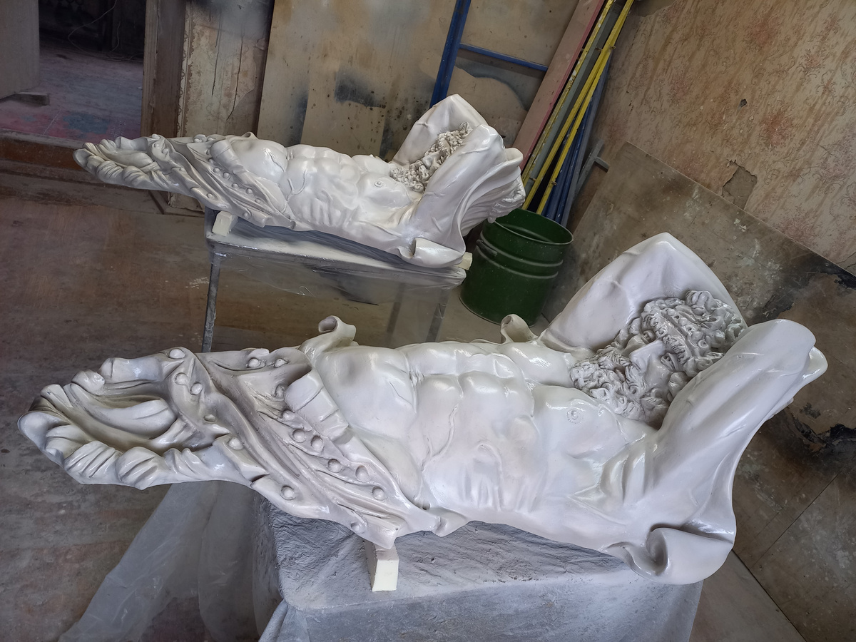 Барельеф атланта на стене комнаты. Фото из архива Мастерской скульптора «Галатея»