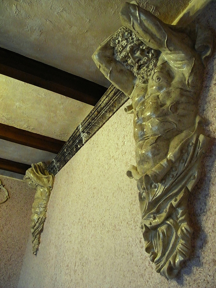 Барельеф атланта на стене комнаты. Фото из архива Мастерской скульптора «Галатея»