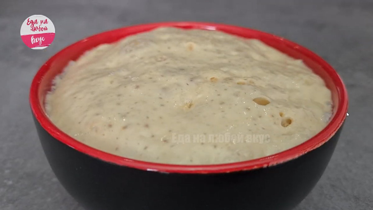  миска с поднявшейся дрожжевой пеной — «шапочкой»