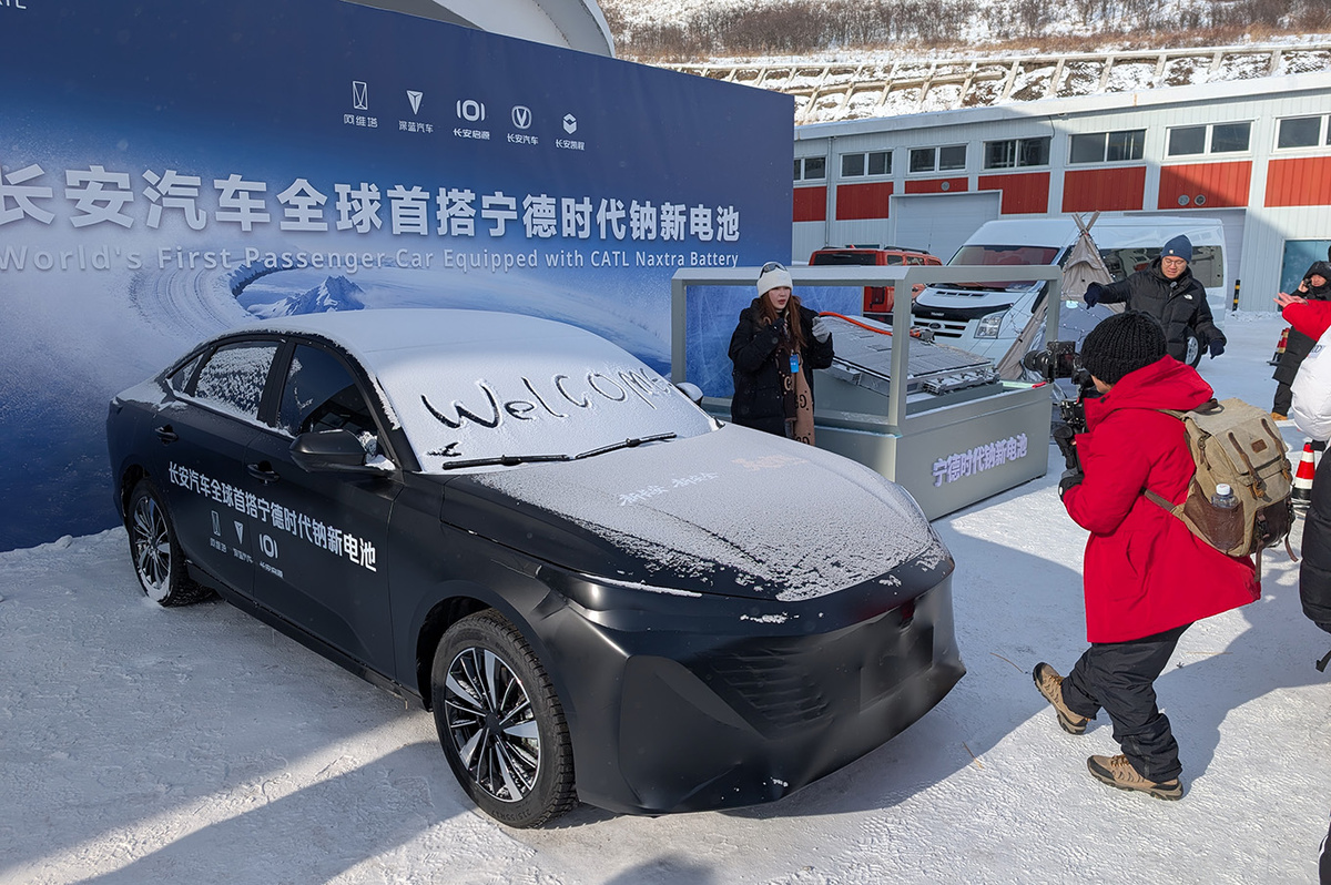 Эта машина в черной пленке, напоминающая знакомый нам седан Changan Lamore — испытательный мул, на котором проверяли новую батарею. Фото: Журнал Авито Авто/ Кирилл Кадощук