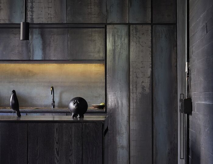 Чёрный в интерьере: выигрышные и непрактичные решения