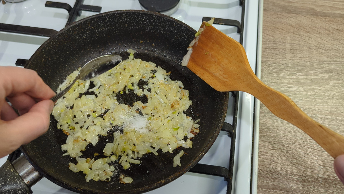 Лук в фарш добавляйте по желанию