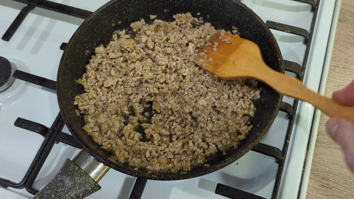 Приготовление мясной начинки ( листай вправо)