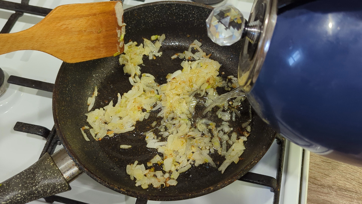 Добавьте воды, чтобы размягчить лук