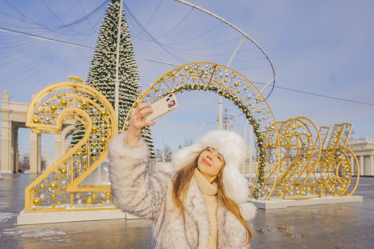 Цифры 2026 перед Гланым Входом на ВДНХ. Высота декораций 5,5 метров.