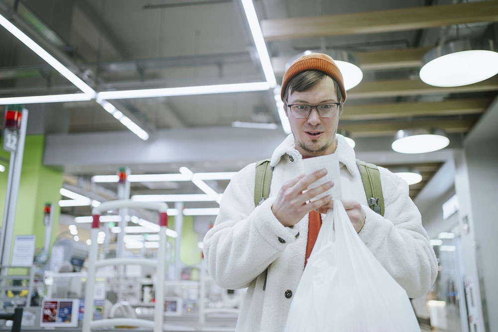    Мужской подход к обновлению вещей: работает - не трогай. Покупки для себя откладываются из-за нежелания тратиться на то, что и так функционирует. / Фото: iStock