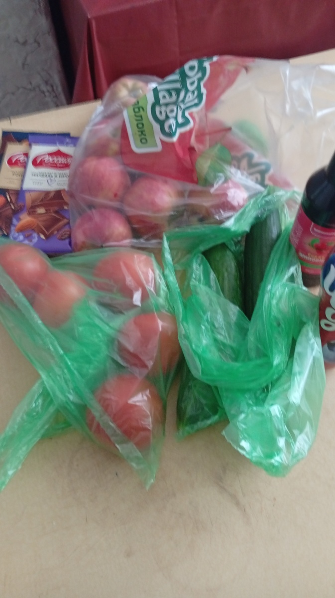 Представляете , даже огурцы. 😏  Шикует. 