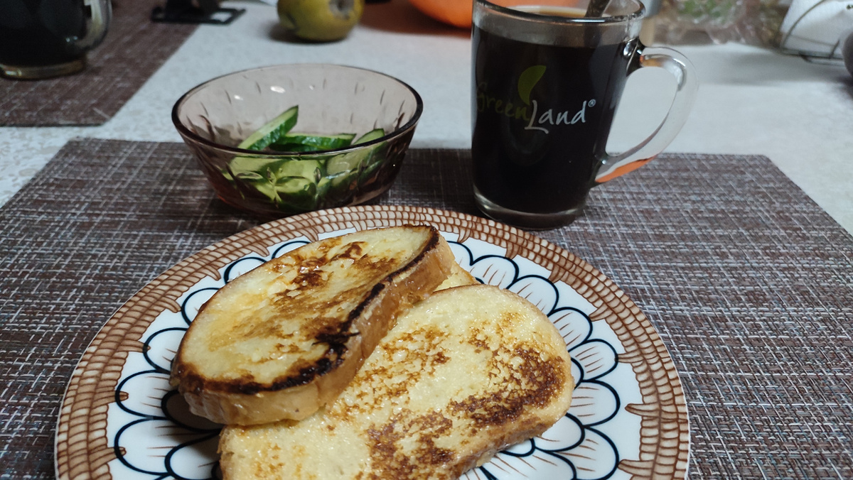 Завтрак: гренки, огурец, кофе