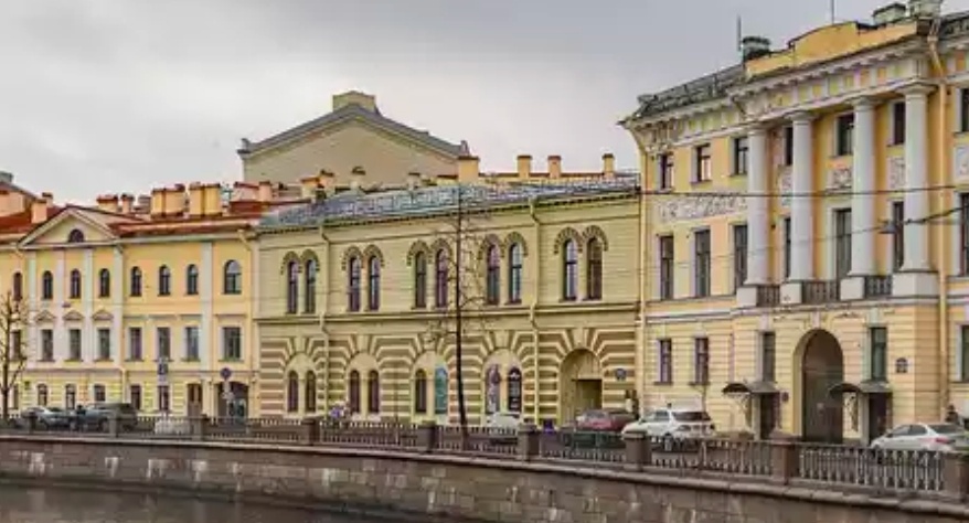 Небольное, но красивое здание на фото - это здание бывшей Санкт-Петербургской сыскной уголовной полиции. Оно находится близ Львиного моста на набережной Грибоедова. (‼️Из интересного: в стенах этого здания под стражу был заключен Иван Сергеевич Тургенев, здесь же он написал свою повесть "Муму"). После революции здание полиции и ее архивы были разграблены. Сегодня в этом небольшом доме располагается музейное пространство Музея искусства Санкт-Петербурга XX-XXI веков.