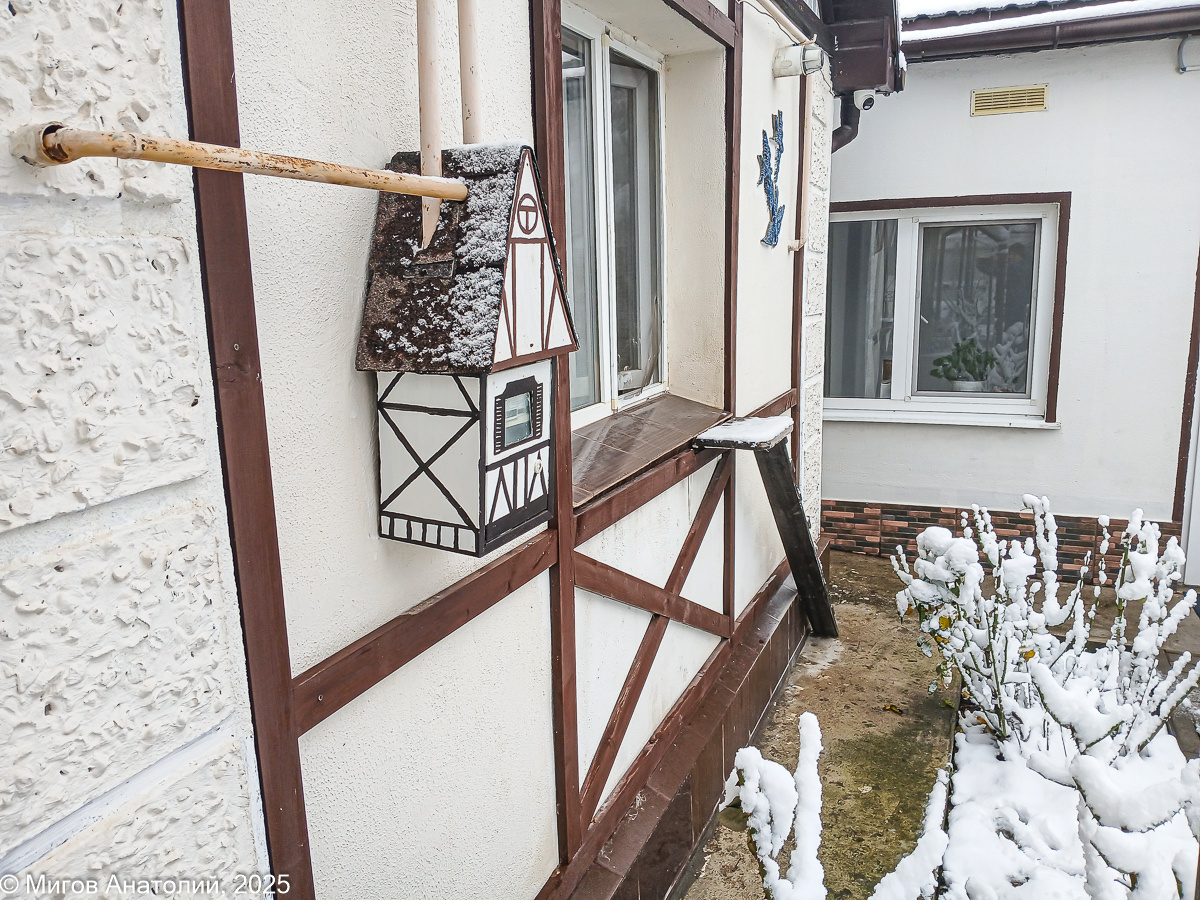 На переднем плане "пряничный домик", внутри которого скрывается газовый счётчик.