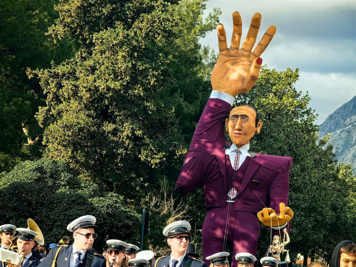 "Дяденька-дяденька, а почему у тебя такие большие руки?"... Заметьте, он еще и Фемиду на одном пальце вертит! Злодей.