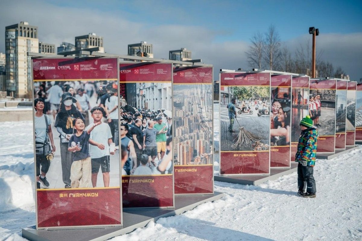    В экспозиции представлены кадры повседневной жизни, отражающие культуру и быт страны