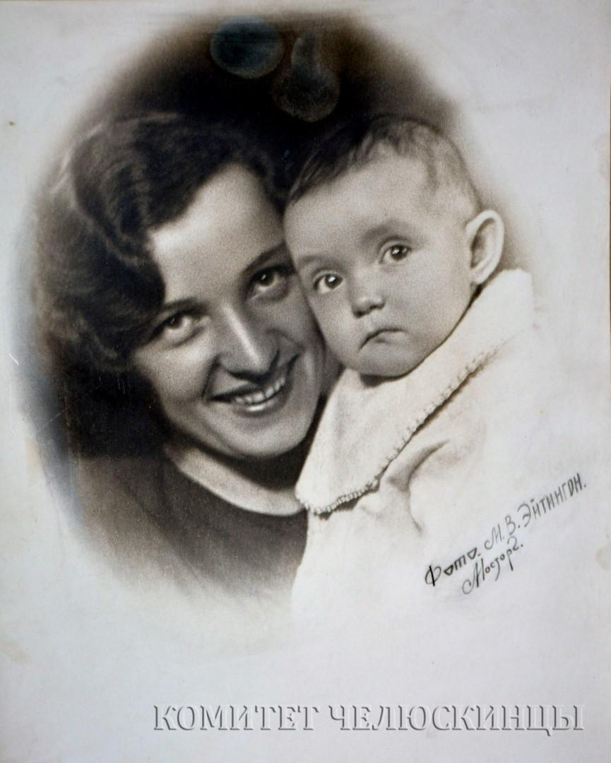 Карина с мамой, фото из архива "Комитета Челюскинцев"