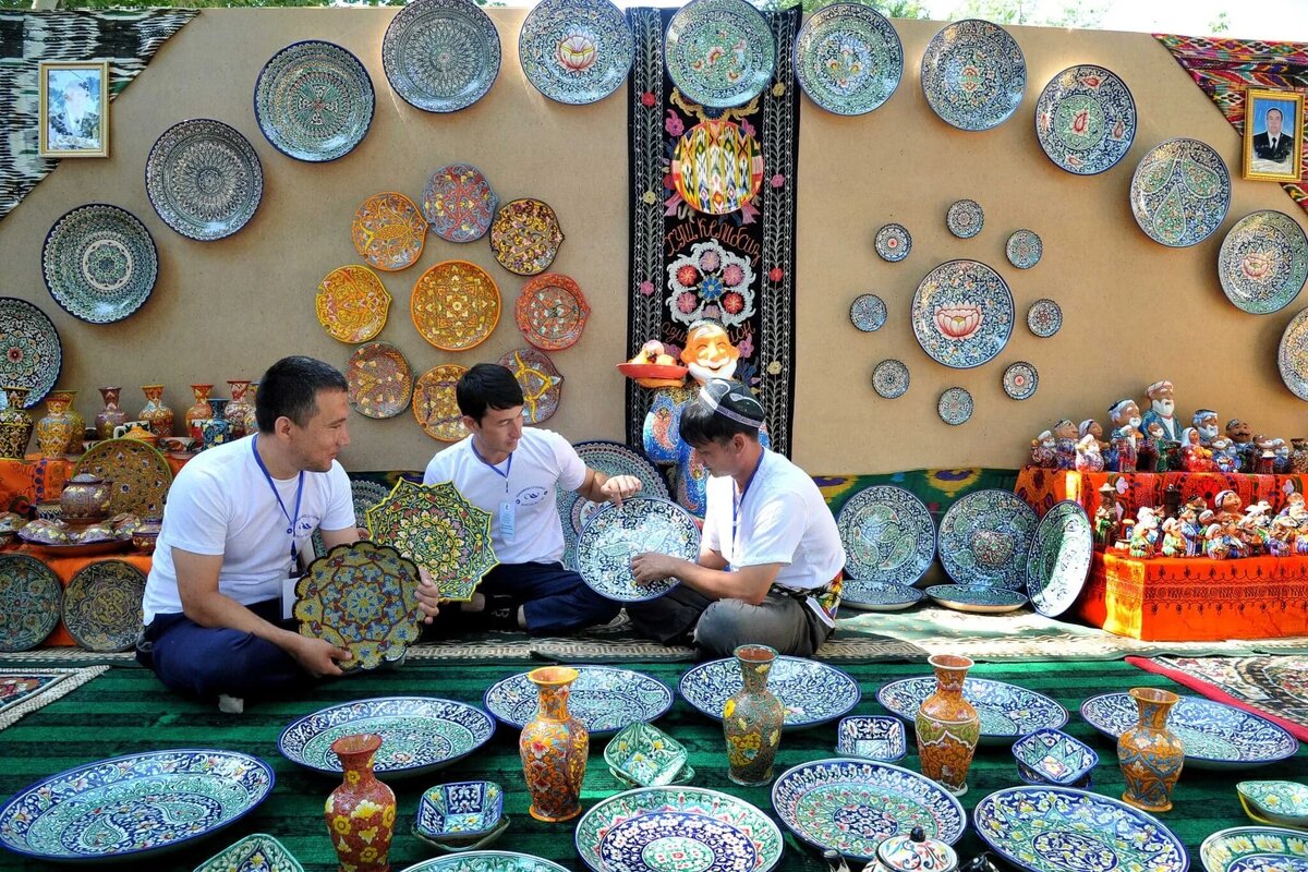    Развитию гончарного производства в Риштане способствовало наличие местного сырья: практически все пригодные для изготовления керамической посуды глины и красители, кроме ляпис-лазури и кобальта, мастера добывали на месте и в ближайших районах.