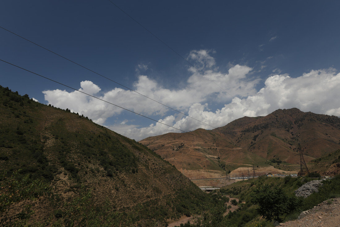    Чтобы добраться из Ташкента до долины нужно пересечь высокогорный перевал Камчик. В зимнее время эта местность напоминает волшебную сказку.