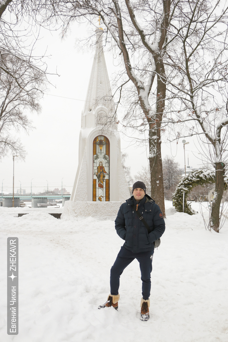 Берём купюру номиналом 1000 рублей и видим там часовню, которая расположена прямо за мной.