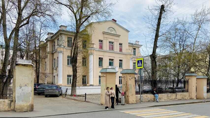 Утерянная красота Милютинского переулка, "святой доктор" и Народный университет.