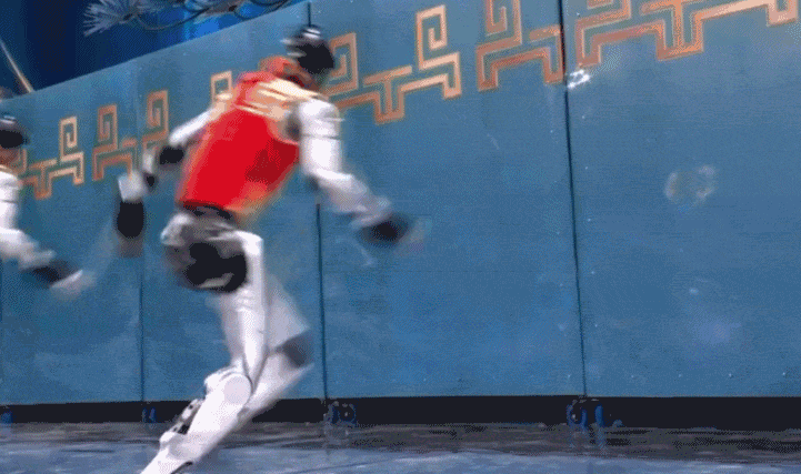 Модели Unitree танцуют в паре с профессиональными артистами. Кто двигается лучше? Судите сами 🤖✨