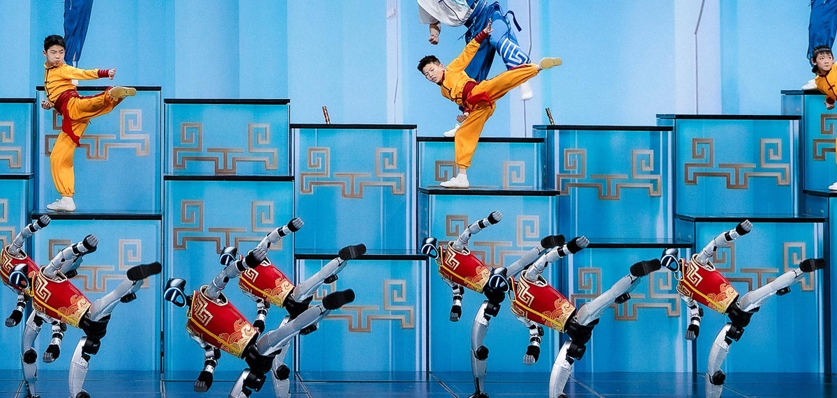 Роботы-гуманоиды на гала-концерте Весеннего фестиваля — это вам не спецэффекты. Это Китай, который за год шагнул из будущего в настоящее 🤖✨