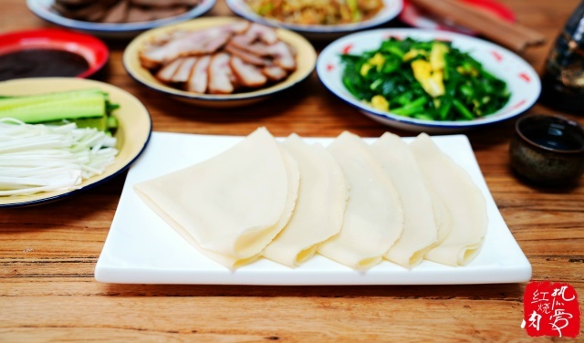 В тонкие блинчики можно завернуть любую начинку: утку, овощи, стебли маша, стручки фасоли и т.д.