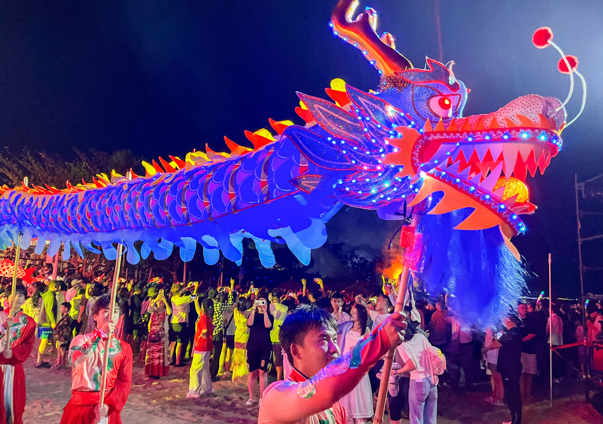 Люди празднуют китайский Новый год в бухте Ялонг Бэй на острове Хайнань, Китай, 16 февраля 2026 года ©Николай Бурматов/ТАСС  📷