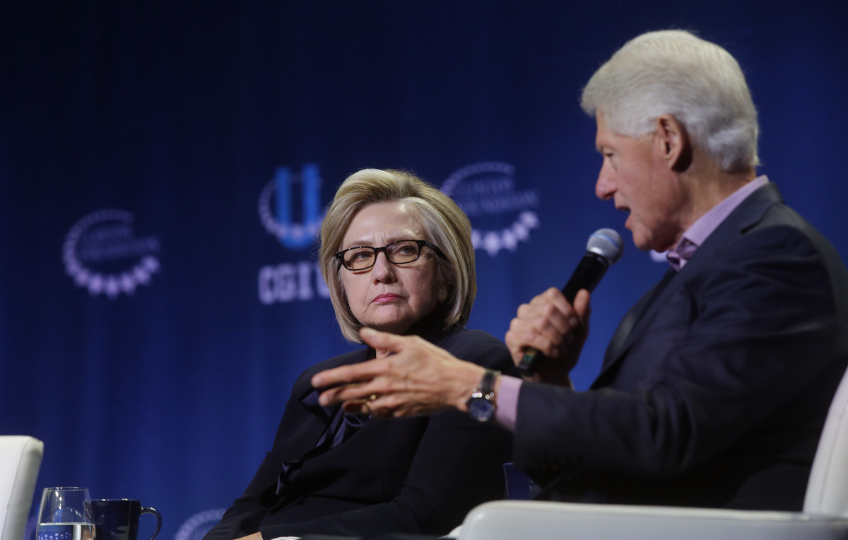    Хиллари Клинтон и 42-й президент США Билл Клинтон  Joshua Lott/Getty Images