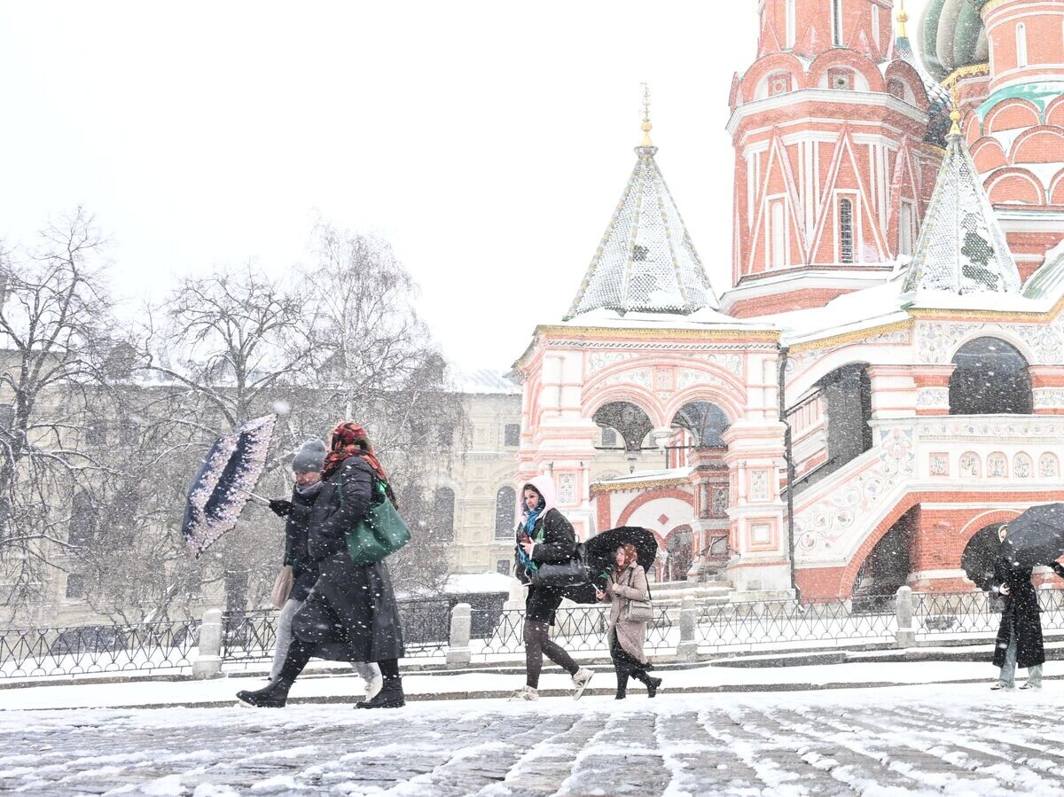    Люди на Красной площади во время снегопада в Москве | © РИА Новости / Михаил Воскресенский
