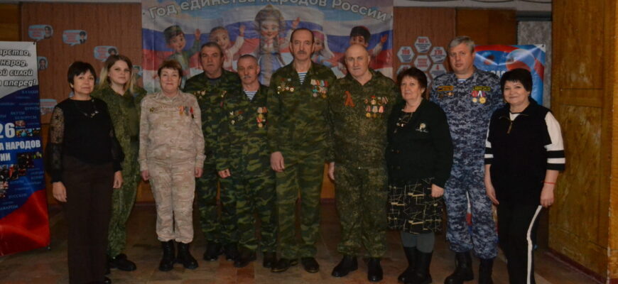 Ветераны Афганской войны и спецоперации с односельчанами.