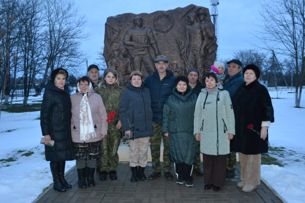 Глава администрации Донского сельского поселения Светлана Волохова вместе с ветеранами Афганской войны, спецоперации и другими односельчанами у мемориала участникам локальных войн и боевых действий.